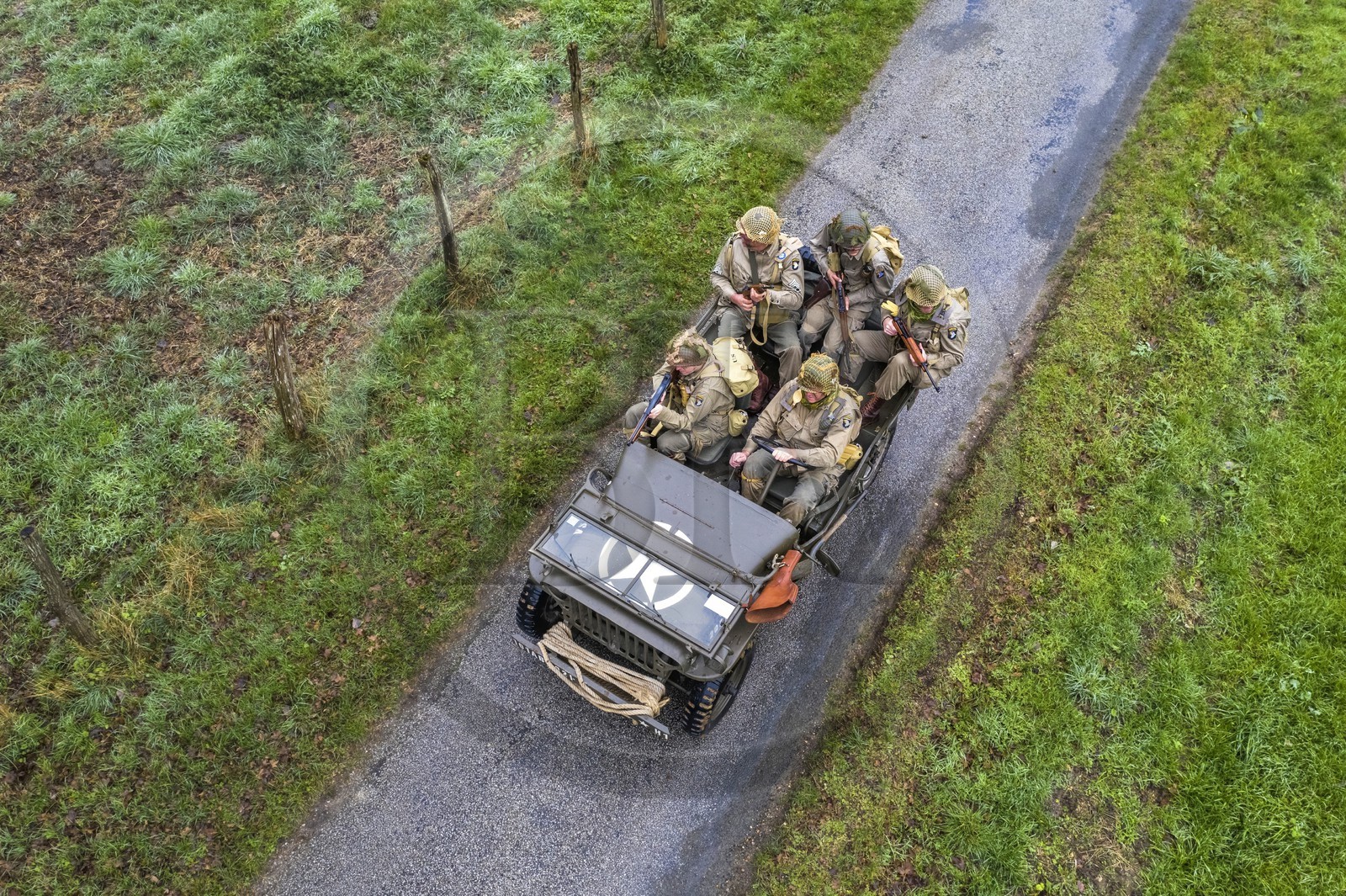 France, Eure (27), Sainte-Colombe-prés-Vernon, Allied Reconstitution Group (association de reconstitution historique de la 2éme Guerre Mondiale américain et Maquis), reconstitueurs en uniforme de la 101e division aéroportée US progressant en jeep Willys (vue aérienne)