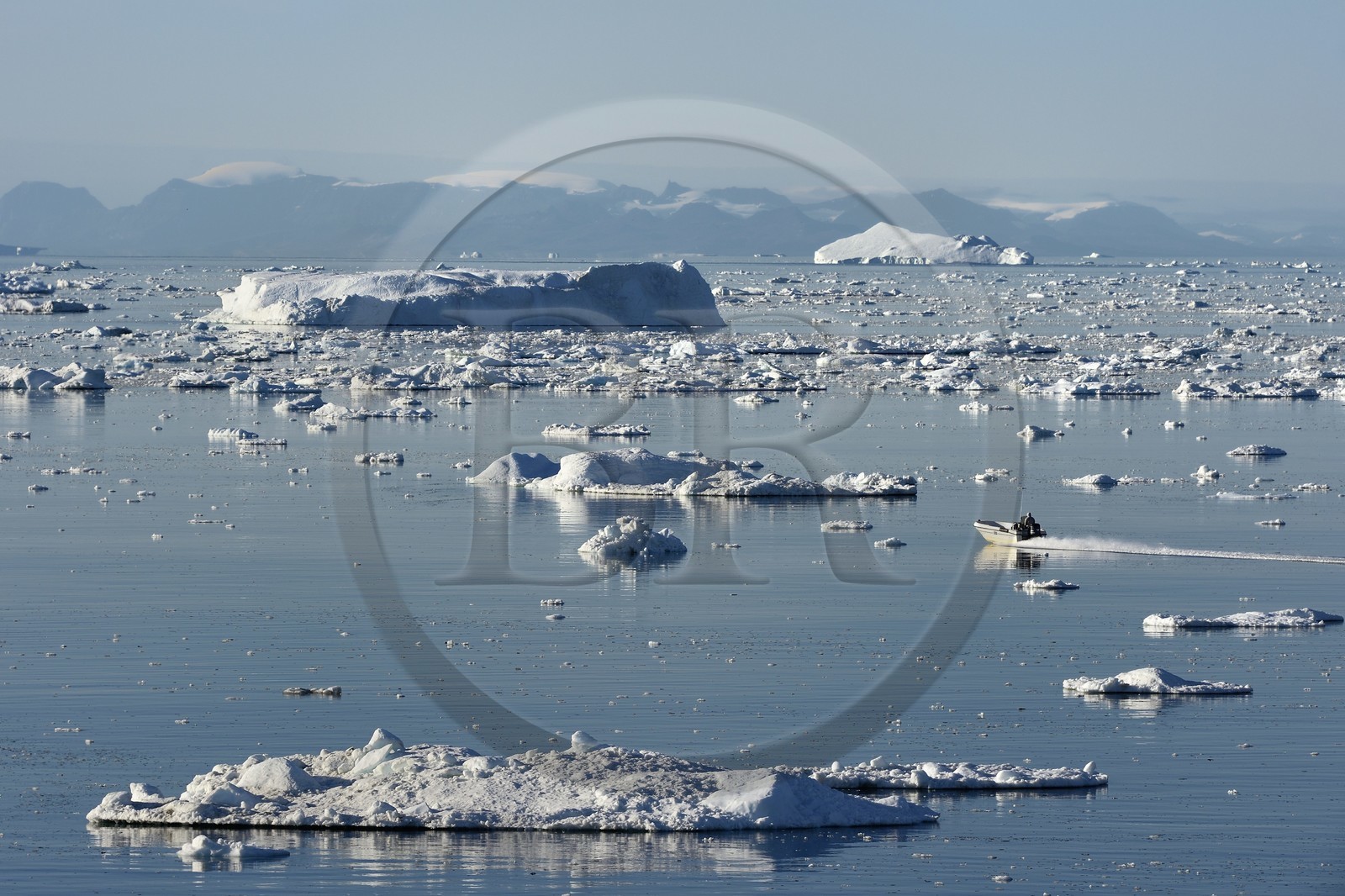 Groenland, cote ouest, hors-bord entouré d'icebergs dans la baie de Disko au large d'Ilulissat