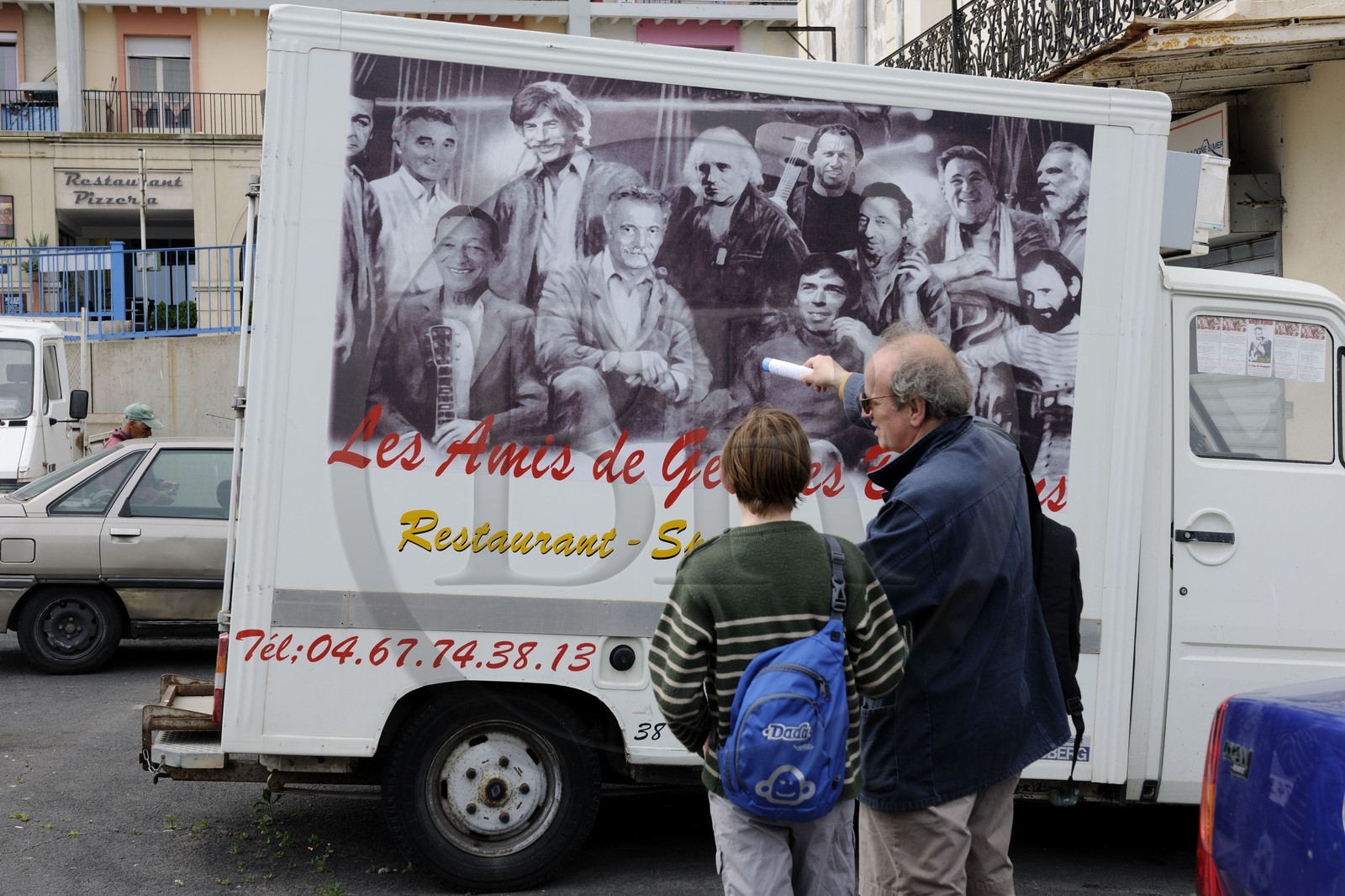 France, Hérault (34), Sète, le restaurant Les Amis de Georges Brassens en affiche sur une camionnette
