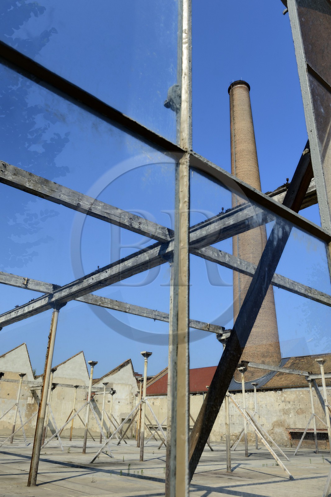 France, Haut-Rhin (68), Mulhouse, batiments partiellement abandonnés de l'entreprise textile DMC (Dollfus-Mieg et Compagnie), l'usine et une cheminée en brique