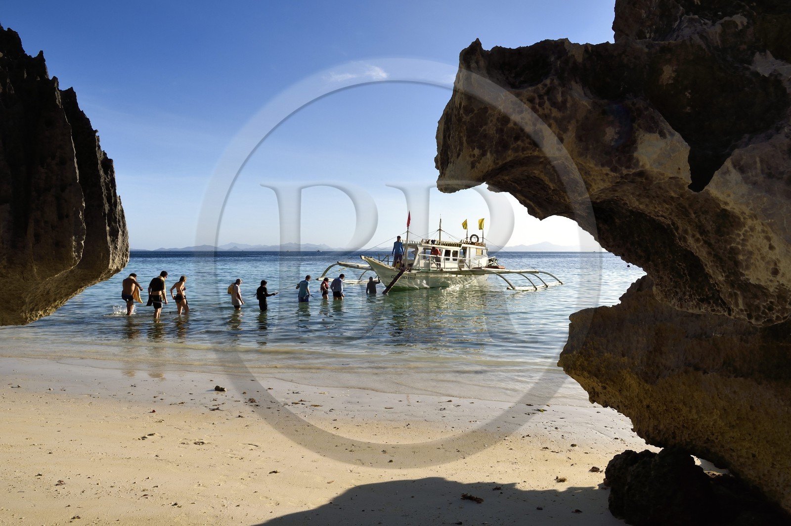 Philippines, Calamian Islands dans le nord de Palawan, Coron Island Natural Biotic Area, Banul Beach, embarquement sur une pirogue à balancier