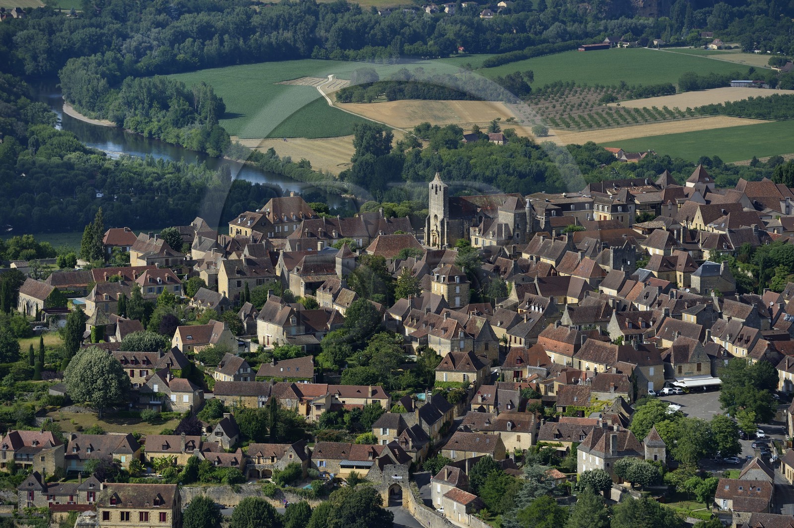 France, Dordogne (24), Périgord Noir, vallée de la Dordogne, vallée de la Dordogne, Domme, labellisé Les Plus Beaux Villages de France (vue aérienne)
