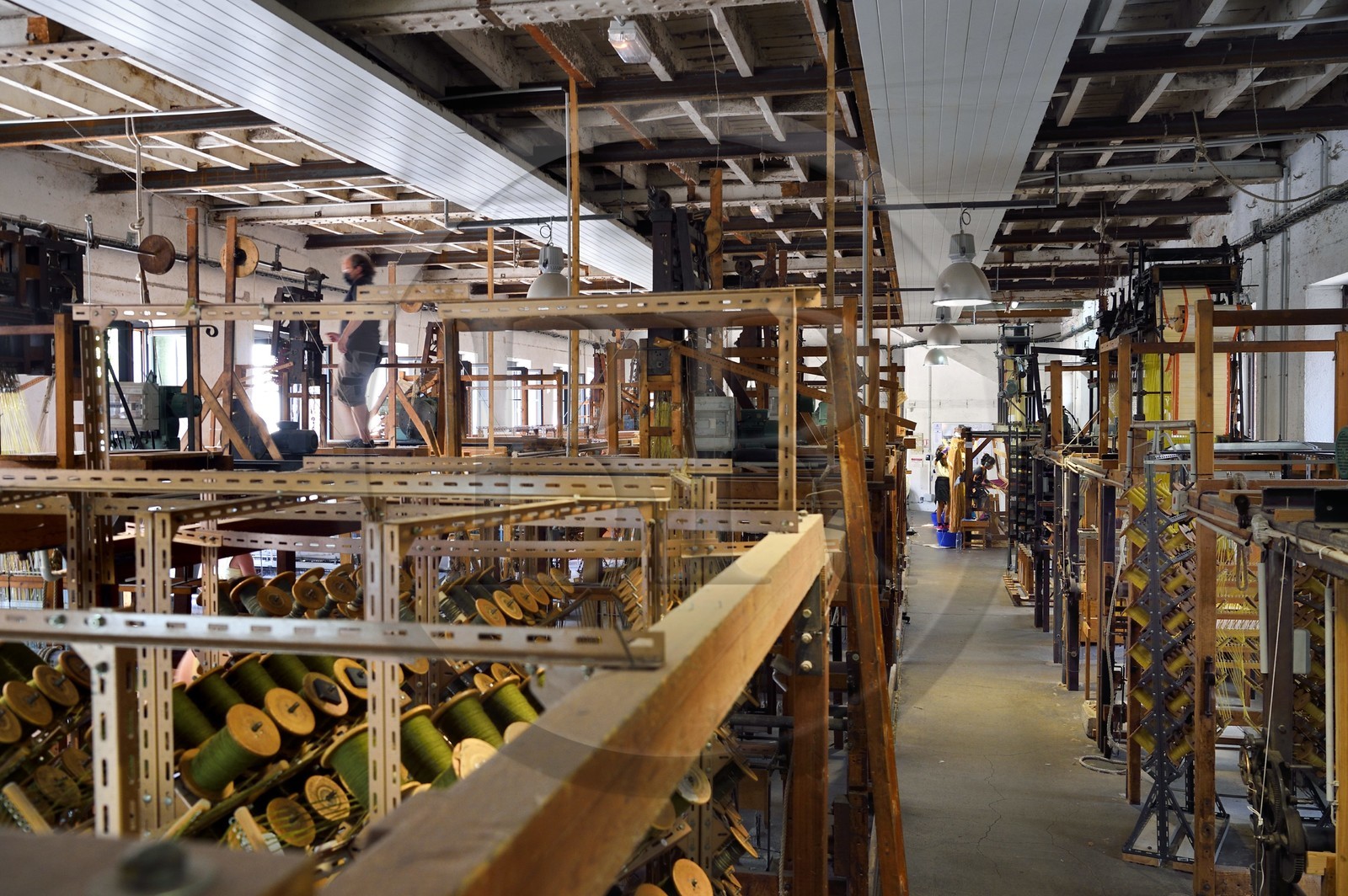 France, Var (83), Presqu'Ile de Saint-Tropez, Cogolin, la Manufacture Cogolin fabrique des tapis depuis 1924, la plupart sont tissés par lés sur des métiers Jacquard à bras du XIXème siècle France, Var (83), Presqu'Ile de Saint-Tropez, Cogolin, la Manufacture Cogolin fabrique des tapis depuis 1924, la plupart sont tissés par lés sur des métiers Jacquard à bras du XIXème siècle