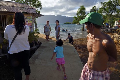 Philippines, Calamian Islands dans le nord de Palawan, Uson Island dans la baie de Coron, village de Barangay Lajala, sur la jetée