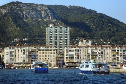 France, Var (83), Toulon, bateau-bus entrant au Port, barres d'immeubles conçues par De Mailly suite aux bombardements de 1944, l'immeuble de l'Hotel de Ville en arrière plan