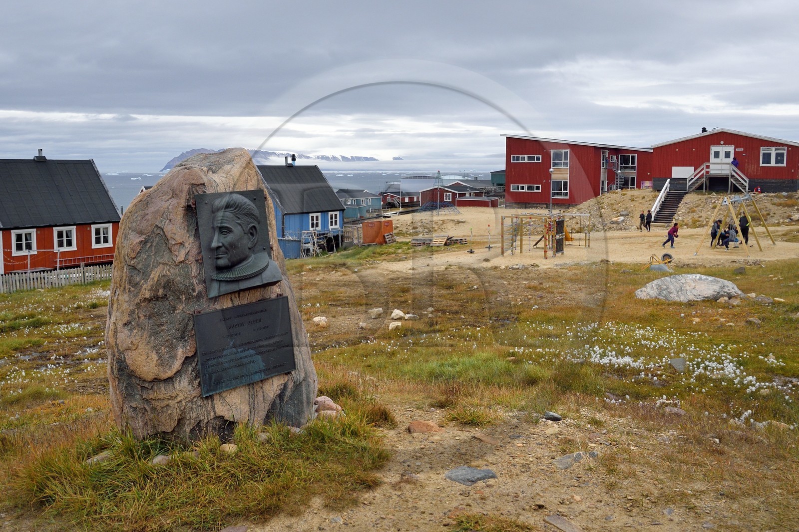 Groenland, cote Nord-Ouest, mer de Baffin, Qaanaaq ou Nouvelle Thule, pierre commémorative avec bas-relief du prêtre Gustav Olsen qui baptisa les derniers non-chrétiens de Thulé