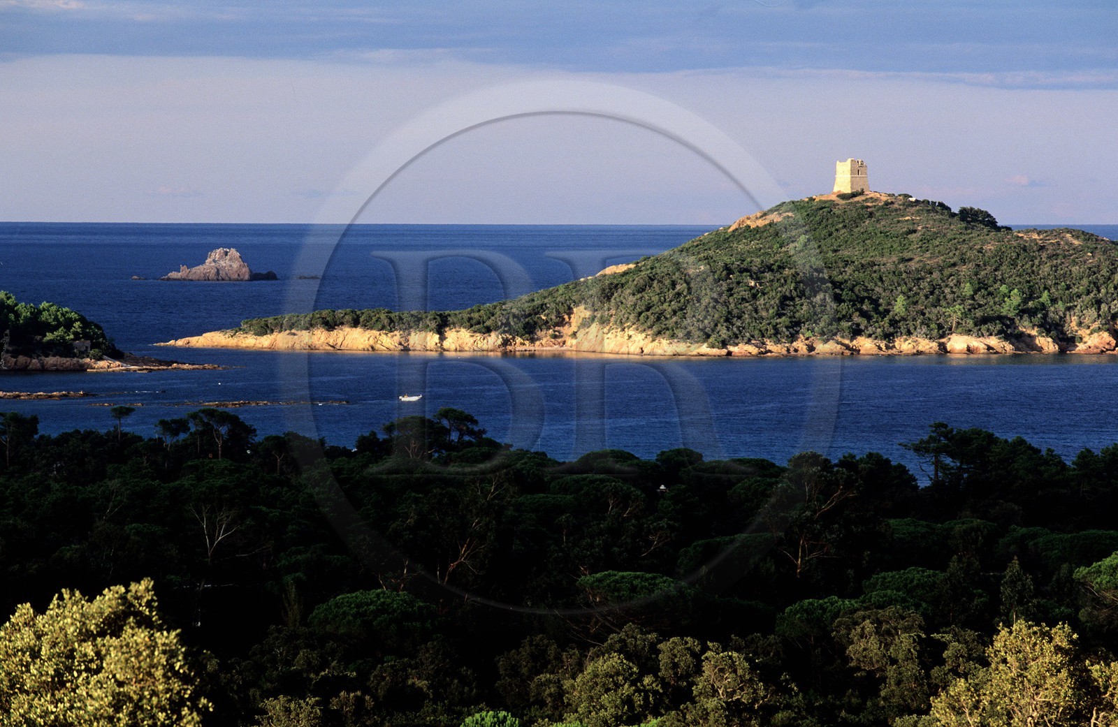France, Corse-du-Sud (2A), la Tour Génoise de l'île de Pinarellu au nord de Porto-Vecchio