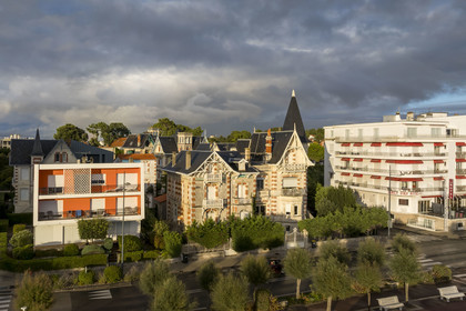France, Charente-Maritime, Royan, on Boulevard Frédéric Garnier which runs along the Grande-Conche beach, the small building (in orange) La Perrinière from the 1950s designed by the architects M. Barnier and J. Daugrois (aerial view)