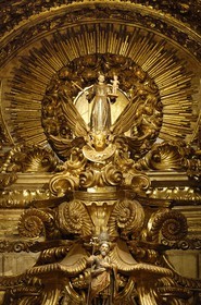 Brésil, Etat du Minas Gerais, Tirandentes, Matriz de Santo Antonio, église Saint-Antoine, maître-autel recouvert de feuilles d'or et statue de Saint-Antoine (Route de l'or, Estrada Real)