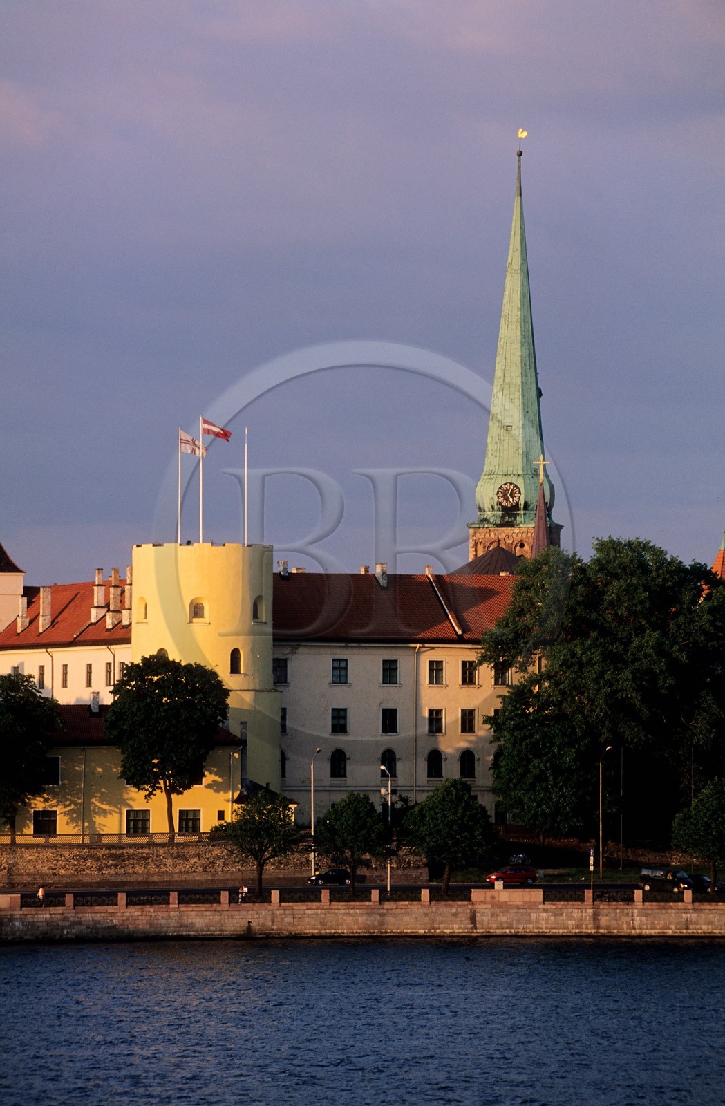 Lettonie (Pays Baltes), Riga, vieille ville classée Patrimoine Mondial de l'UNESCO, le château, Musée d'histoire et d'Art étranger au bord de la Daugava
