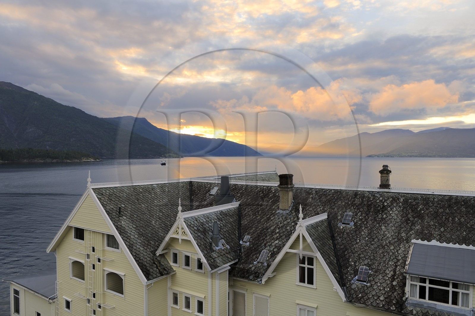 Norvège, comté de Sogn Og Fjordane, le sognefjorden à Balestrand, l'Hôtel Kvikne de style suisse