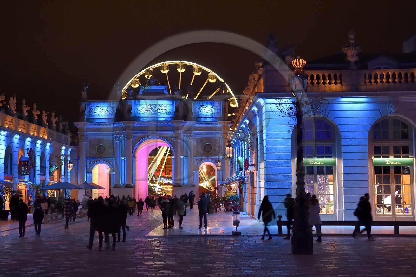 France, Meurthe-et-Moselle (54), Nancy, place Stanislas (ancienne Place Royale) lors de la fête de la Saint-Nicolas, classée Patrimoine Mondial de l'UNESCO, l'Arc de Triomphe (la Porte Héré) et la grande roue en arrière plan