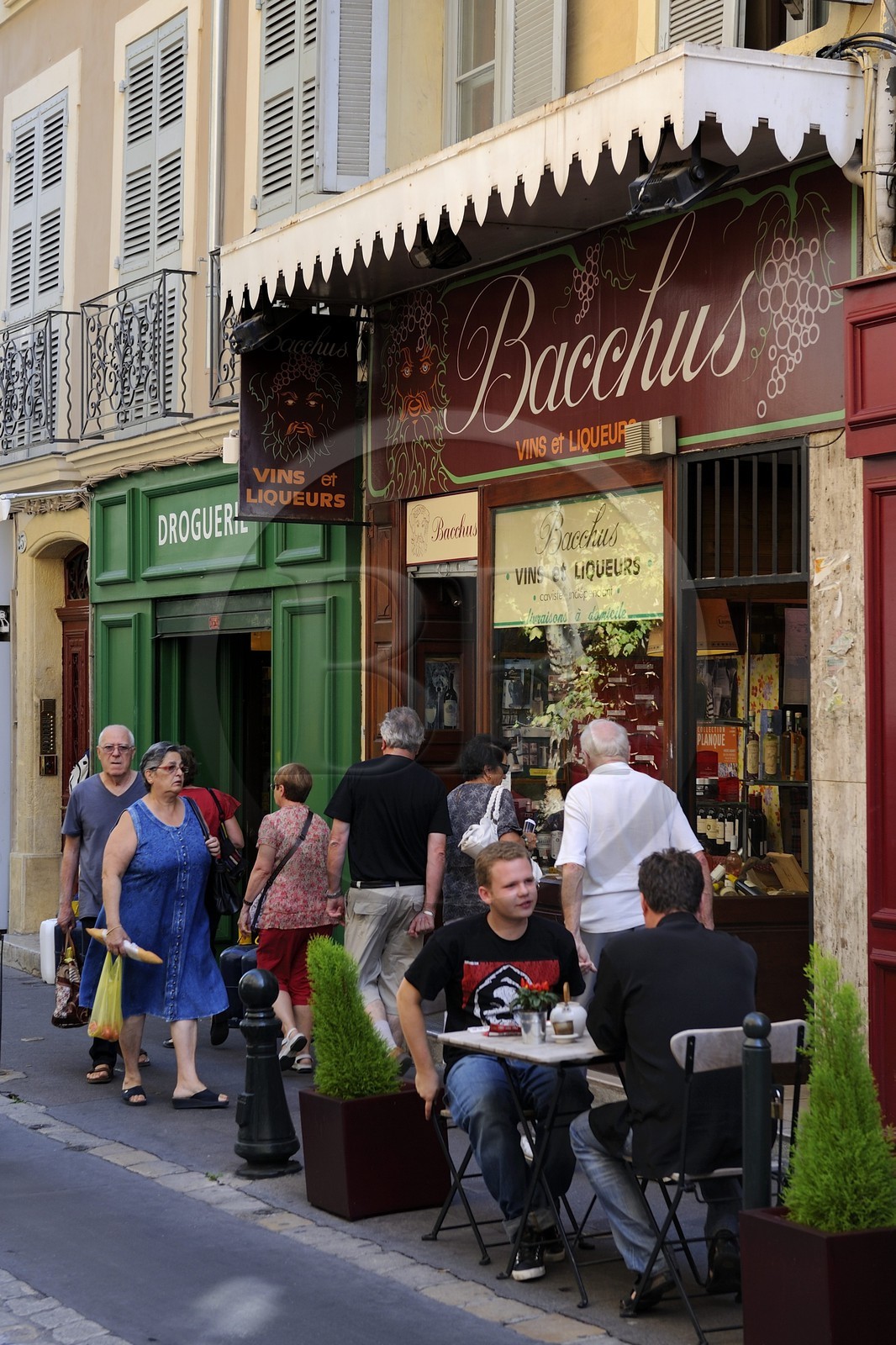 France, Bouches-du-Rhone, Aix-en-Provence, Terrace Café in Italy street