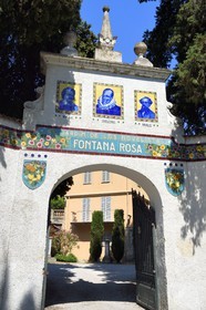 France, Alpes-Maritimes (06), Menton, Jardin Fontana Rosa, portail surmonté d’un fronton mouluré rectangulaire sur lequel se détachent les portraits en céramique de Balzac et de Dickens entourant celui de Cervantes