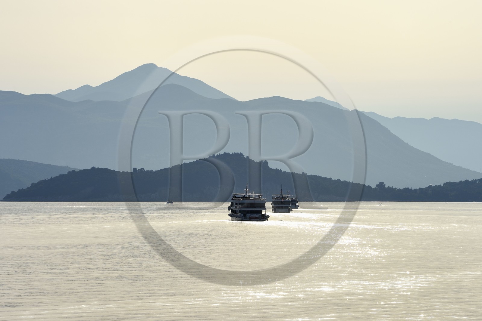 Croatie, Dalmatie, cote dalmate, Dubrovnik, bateaux de croisière au large du port