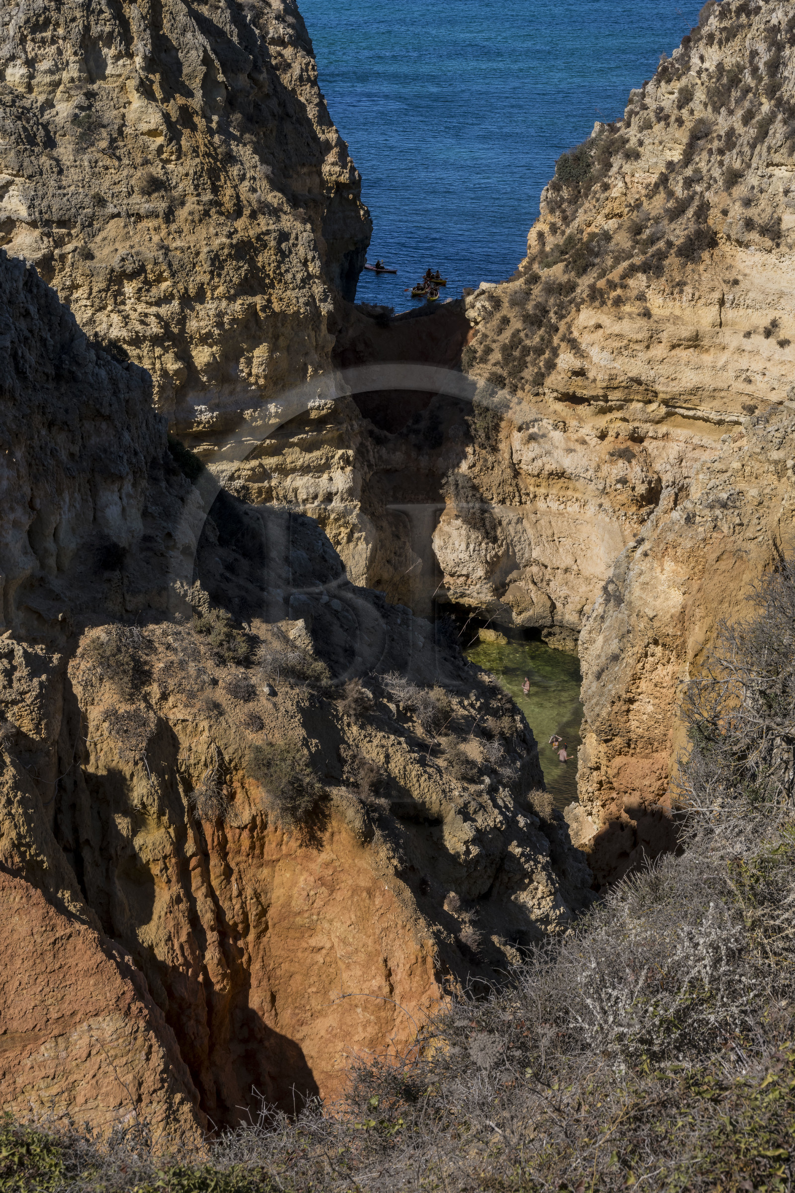 Portugal, Algarve, Lagos, randonnée en kayak au pied des falaises escarpées de la Ponta da Piedade, baignade dans une crique cachée