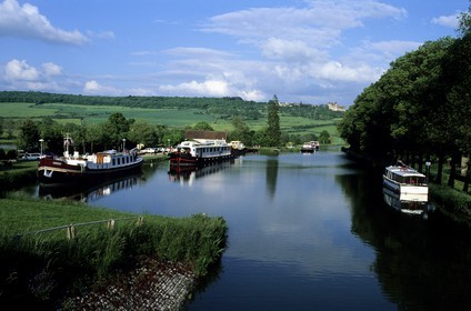 France, Côte-d'Or (21), le canal de Bourgogne au niveau du village de Châteauneuf-en-Auxois