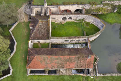 France, Côte-d'Or (21), Buffon, la Grande Forge de Buffon alimenté par le bief de l'Armançon (vue aérienne)