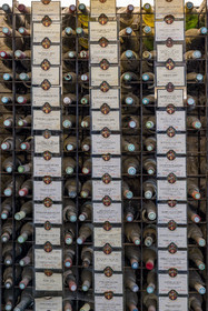 France, Côte-d'Or (21), Paysage culturel des climats de Bourgogne classés Patrimoine Mondial de l'UNESCO, Route des Grands Crus, vignoble de la Côte de Nuits, Vougeot, le Chateau du Clos de Vougeot, oenothèque dans le cellier du château du Clos de Vougeot avec les plaques des tastevinages annuels