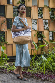 Rwanda, Kigali, Norrsken House Kigali, la mannequin Winnie Shema Tumusiime met en valeur la collection de sac de la marque Flove made in Rwanda