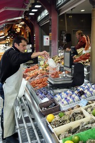 France, Calvados (14), Pays d'Auge, Trouville-sur-Mer, la halle aux poissons, étal de fruits de mer