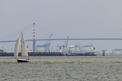 France, Loire-Atlantique (44), port autonome de Nantes Saint-Nazaire, terminal de Montoir de Bretagne et le pont de Saint-Nazaire