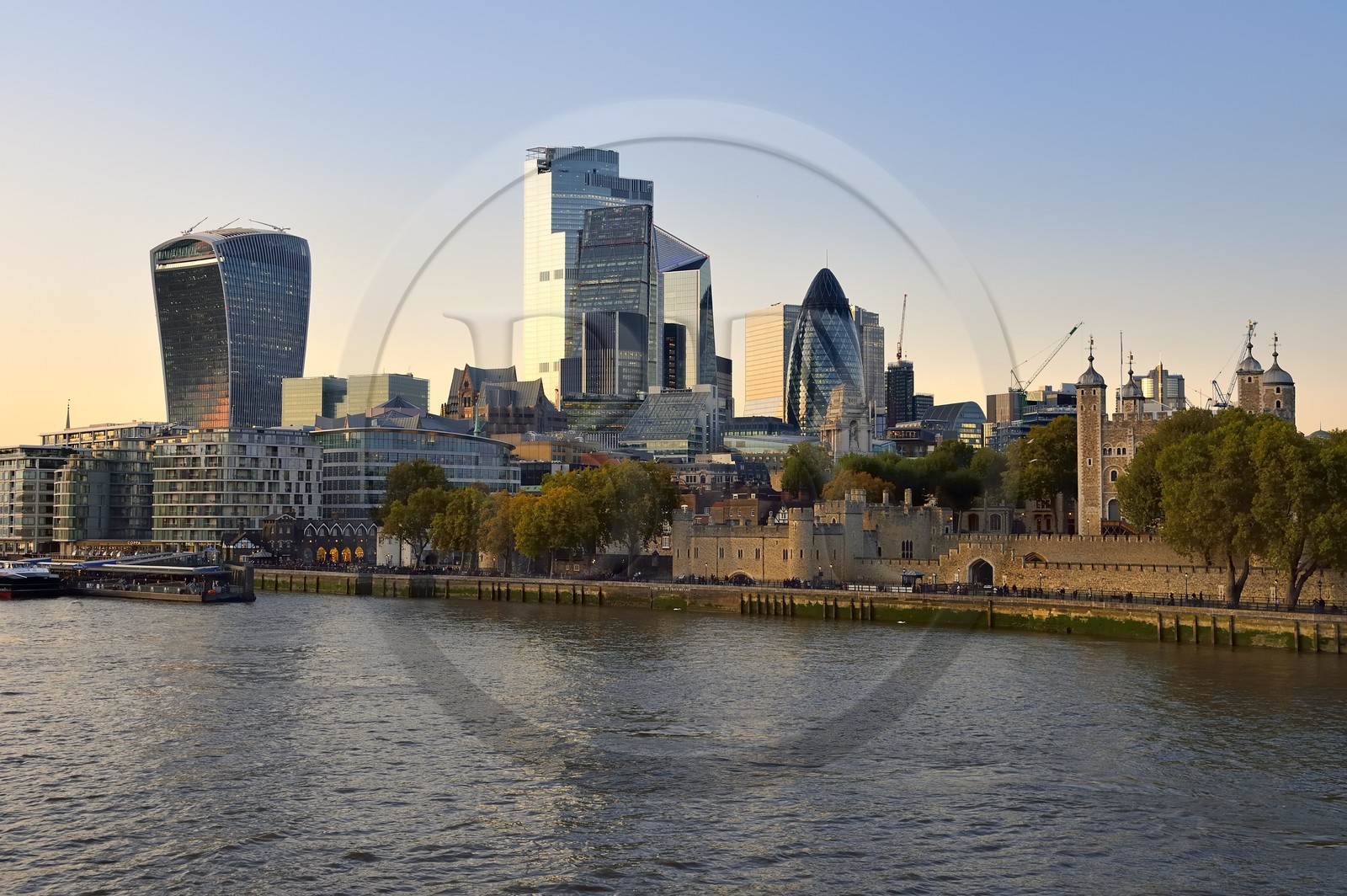 Royaume-Uni, Londres, les rives de la Tamise, la Tour de Londres, la City avec ses gratte-ciel, la tour dénommée le Talkie Walkie conçue par l'architecte Rafael Vinoly, la tour Le 30 St Mary Axe ou Swiss Re Building appelée aussi le cornichon concue par l'architecte Norman Foster