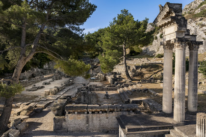 France, Bouches-du-Rhône (13), Parc Naturel Régional des Alpilles, Saint-Rémy-de-Provence, site archéologique de Glanum, colonnes et entablement reconstitués du petit temple géminé du premier forum au premier plan à droite