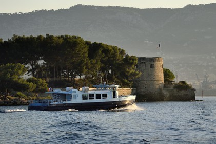 France, Var (83), la rade de Toulon, La Seyne-sur-Mer, bateau-bus passant devant le Fort Balaguier