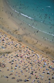 France, Finistère (29), Le Pouldu, de nombreux vacanciers sur la plage en période estivale (vue aérienne)
