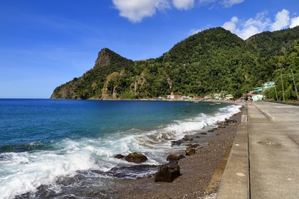 Caraïbes, Ile de la Dominique, baie de Soufrière, le village de Soufrière, route de bords de mer