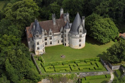 France, Dordogne, Perigord Vert, Villars, Puyguilhem castle (aerial view)
