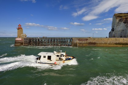 France, Seine-Maritime (76), Pays de Caux, Côte d'Albâtre, retour au port d'un bulotier, bateau destiné à la pêche aux bulots, en passant devant le phare de la Pointe Fagnet