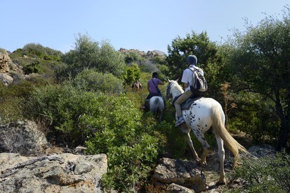 France, Haute-Corse (2B), Nebbio, cavaliers en randonnée dans le désert des Agriates