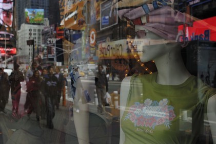 Etats-Unis, New York, Manhattan, Times Square, mannequin dans une virtrine