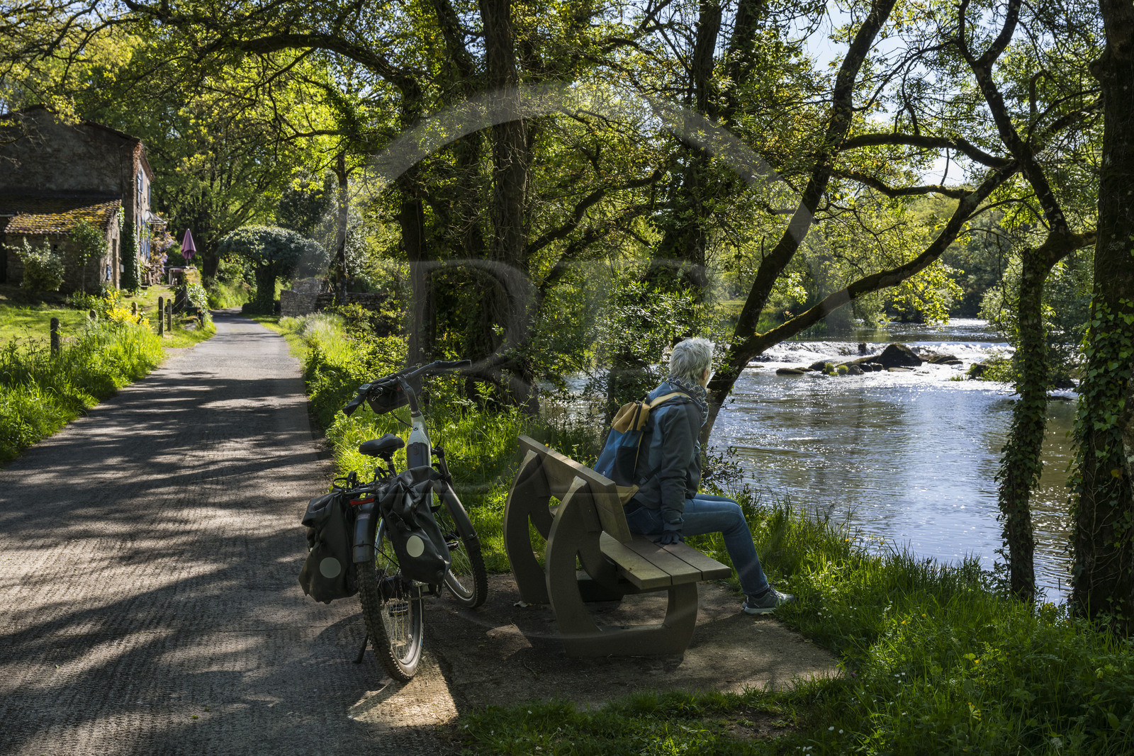 France, Vendée (85), Mortagne-sur-Sèvre, randonnée cycliste dans la vallée de la Sèvre Nantaise passant devant l'ancien moulin de la Garde