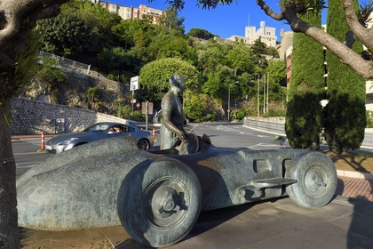 Principauté de Monaco, Monaco, sculpture de Juan Manuel Fangio by Catalan artist Joaquim Ros Sabaté sur le port et le palais princier sur le Rocher