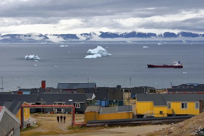 Groenland, cote Nord-Ouest, mer de Baffin, pétrolier devant la ville de Qaanaaq ou Nouvelle Thule