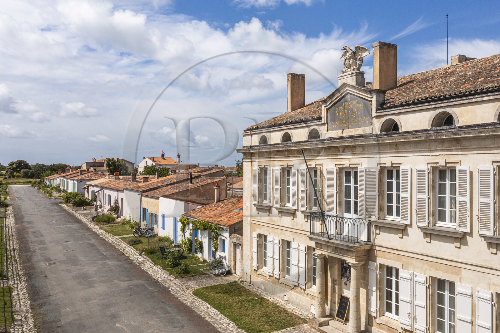 France, Charente-Maritime (17), Ile d'Aix, le bourg, le musée napoléonien dans l'ancienne maison du commandant de la place au bout de la rue Napoléon (vue aérienne)