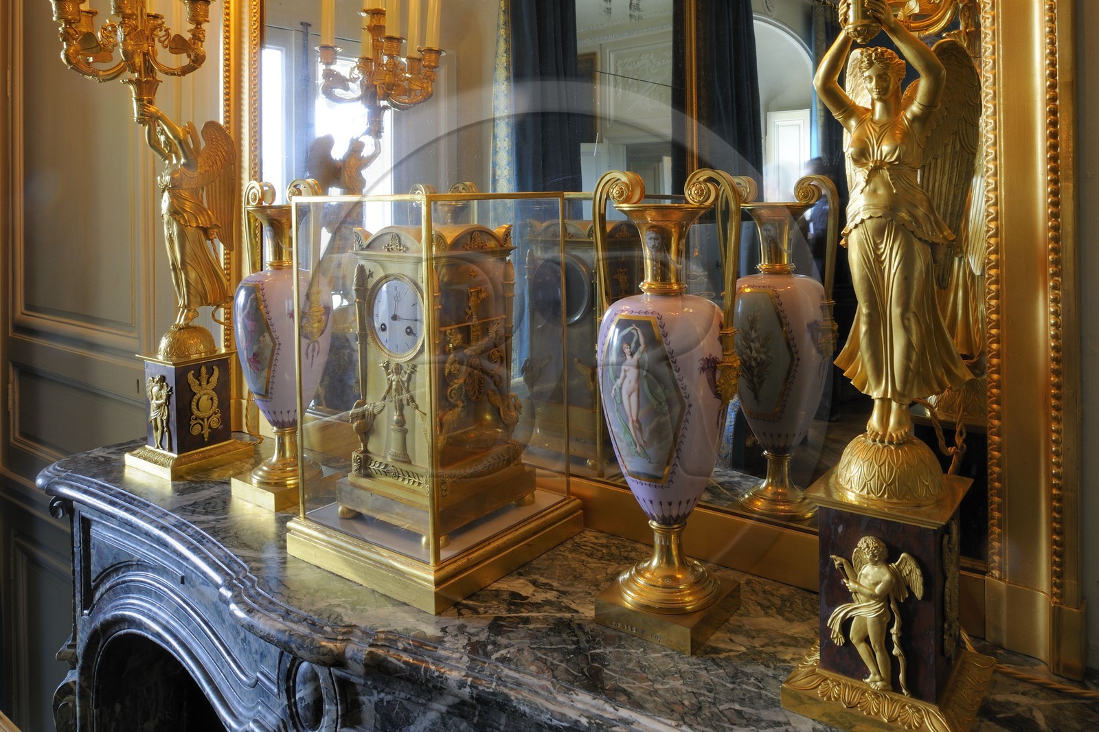 France, Yvelines (78), château de Versailles, classé Patrimoine Mondial de l'UNESCO, le domaine de Marie-Antoinette, le Petit Trianon, chambre de l'impératrice et de la duchesse d'Orléans