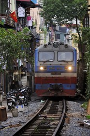 Vietnam, Hanoi, the train passes in the heart of the old town between the buildings