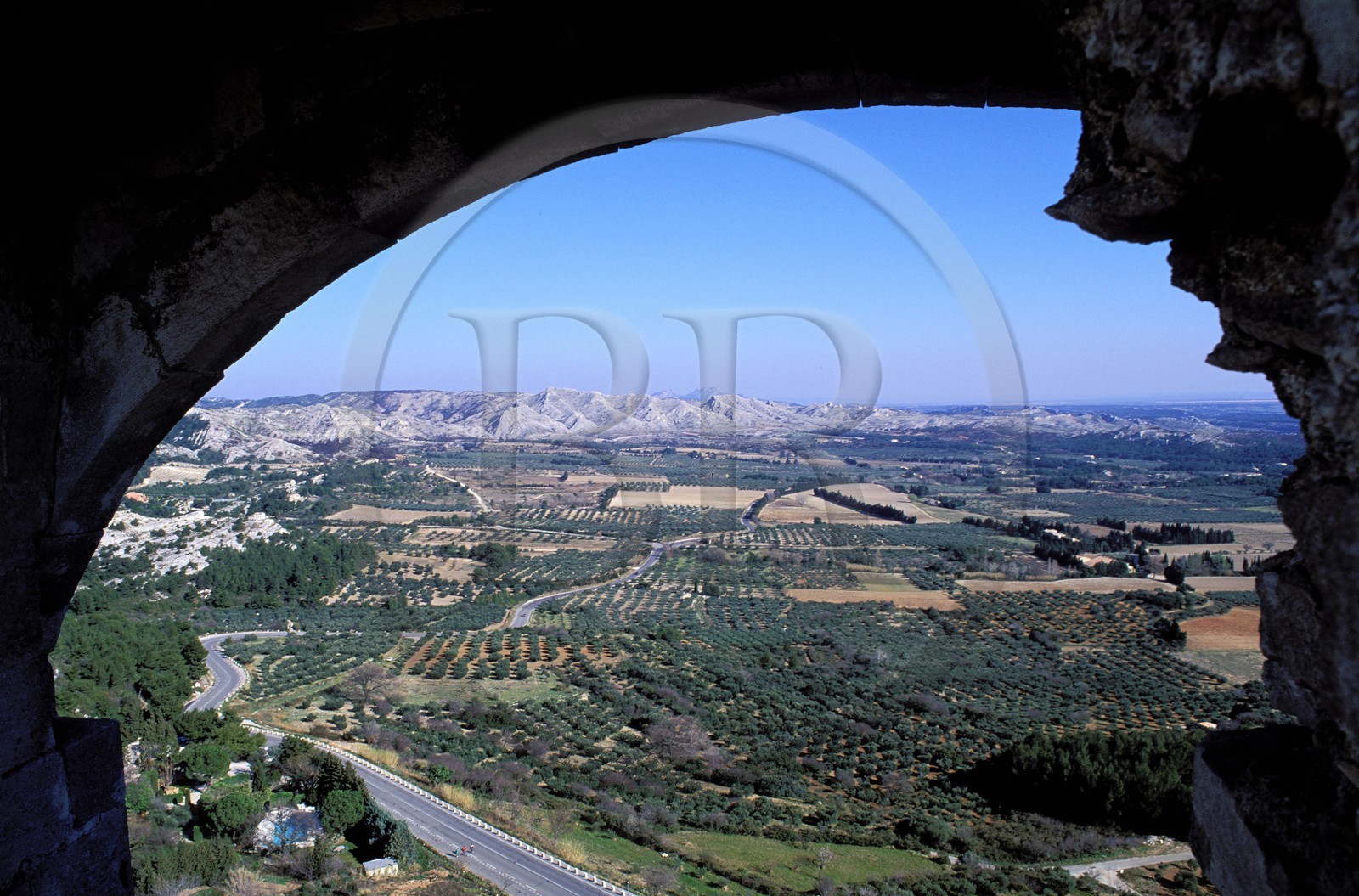 France, Bouches-du-Rhône (13), Les Baux-de-Provence, labellisé Les Plus Beaux Villages de France, contreforts des Alpilles depuis le donjon du château