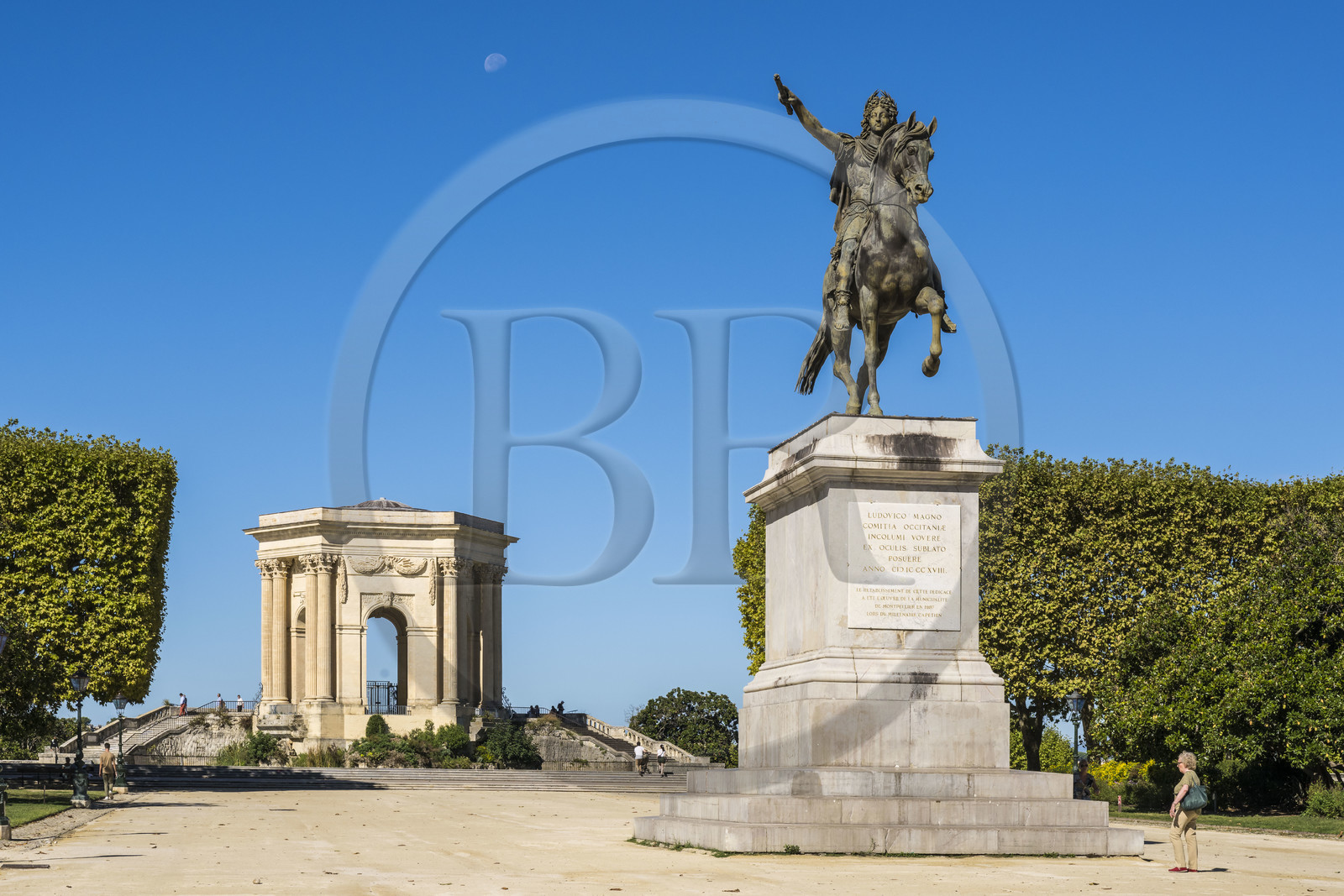 France, Hérault (34), Montpellier, centre historique appelé l’Ecusson, place Royale ou promenade du Peyrou, la statue équestre de Louis XIV et le chateau d'eau monumental construit en 1768