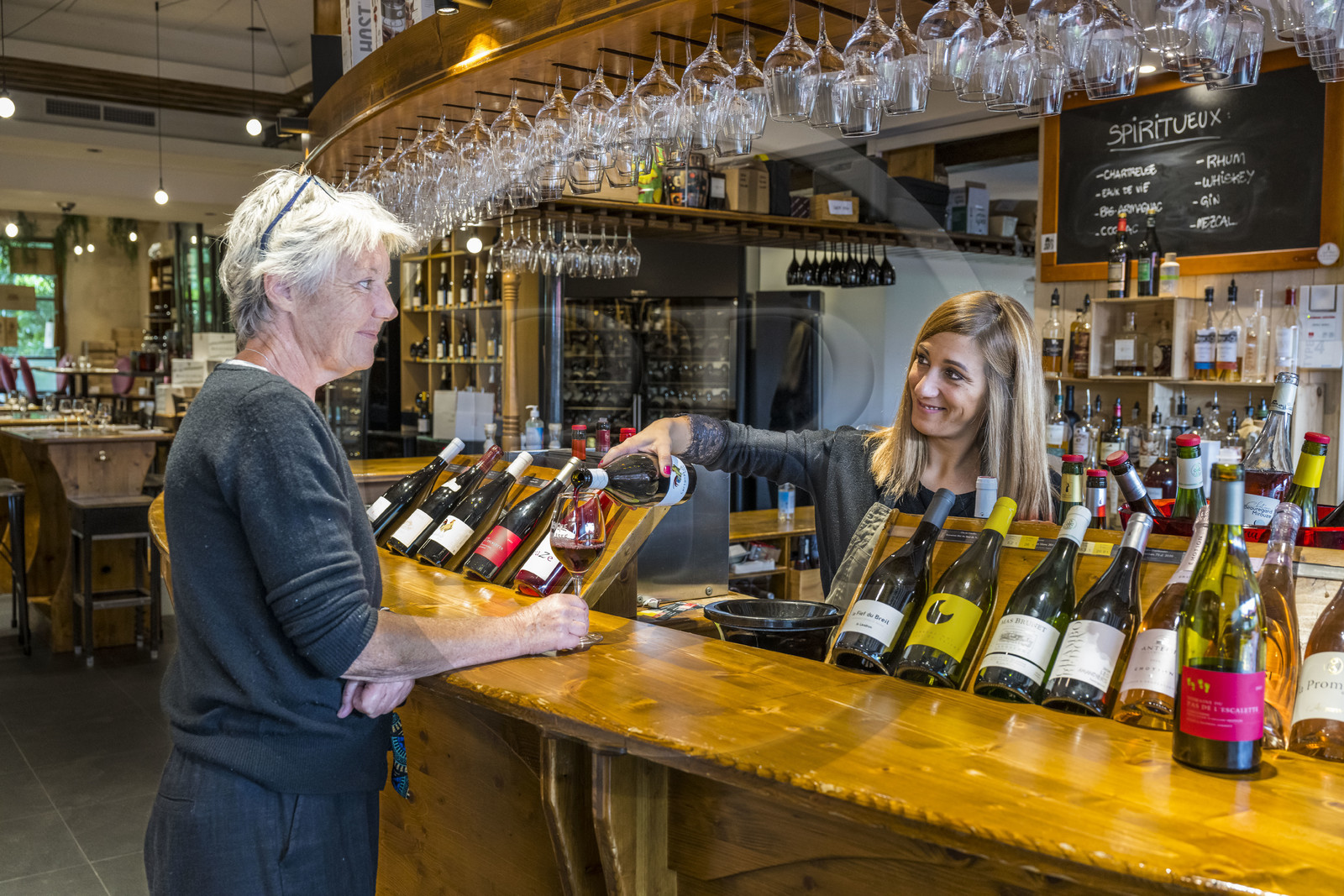 France, Hérault (34), Montpellier,  quartier de Port Marianne, autour du Bassin Jacques Coeur, bar de dégustation des vins et restaurant Le Trinque-Fougasse, la sommelière Rosa Bela