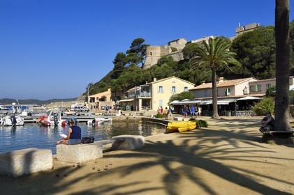 France, Var (83), Iles d'Hyères, parc national de Port Cros, Ile de Port-Cros, le Fort du Moulin surplombe le village de Port Cros