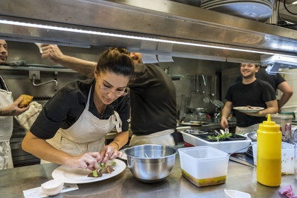 France, Alpes-Maritimes (06), Nice, vieille ville, Virginie Acchiardo, chef du restaurant Chez Acchiardo dans la rue Droite