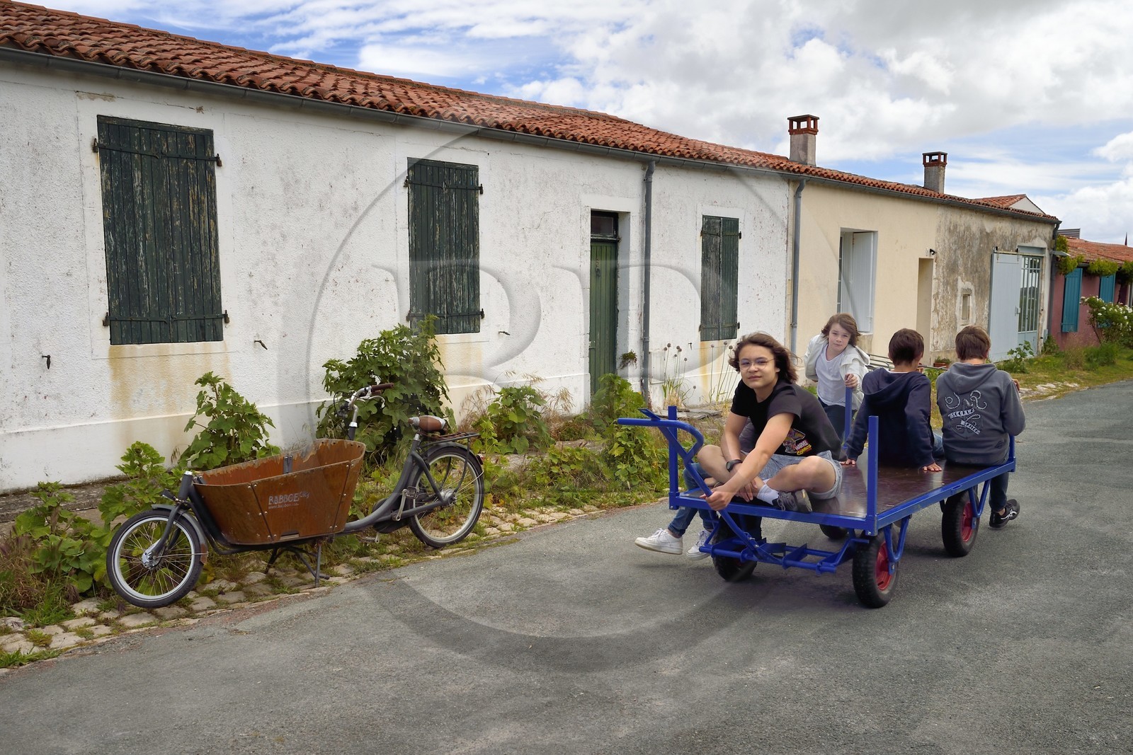 France, Charente-Maritime (17), Ile d'Aix, le bourg, jeux d'enfants sur un chariot dans la rue Marengo