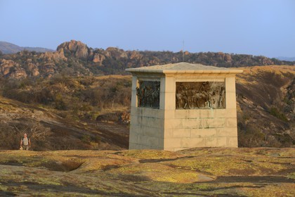 Zimbabwe, Matabeleland South Province, Matobo or Matopos Hills National Park, listed as World Heritage by UNESCO, rock formation on Malindidzimu hill (house of the goodwill spirits) at the summit of View of the World where Cecil Rhodes is buried, le Shangani River Memorial rend hommage à Allan Wilson et ses soldats qui ont été anéanti par le général Mtjaan et ses 30.000 guerriers Ndebele en tentant de prendre leur territoire