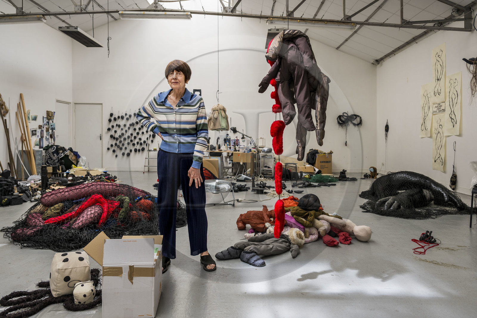 France, Hauts-de-Seine (92), Malakoff, l'artiste Annette Messager dans son atelier