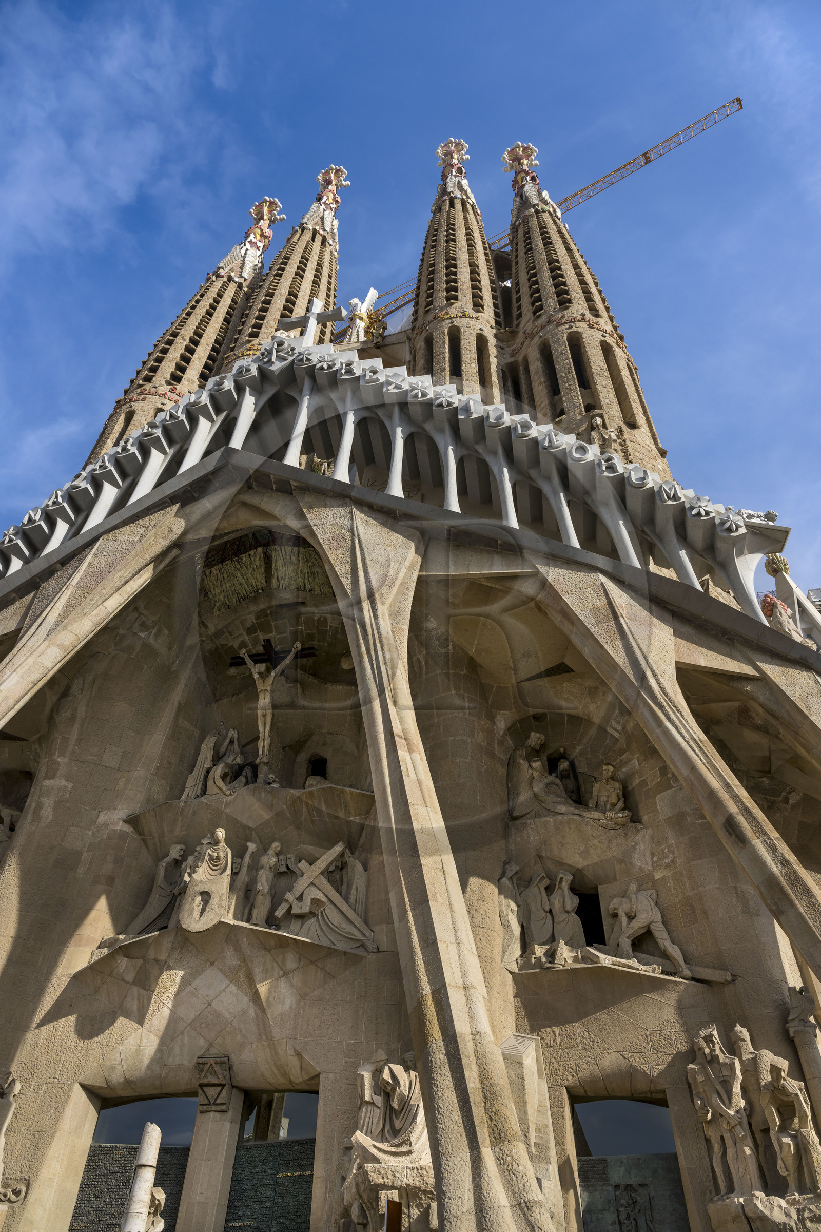 Espagne, Catalogne, Barcelone, quartier de l'Eixample, basilique de la Sagrada Familia de l'architecte du modernisme catalan Antoni Gaudi classée Patrimoine Mondial de l'UNESCO, la façade de la passion dont les sculptures ont été réalisées par Josep Maria Subirachs